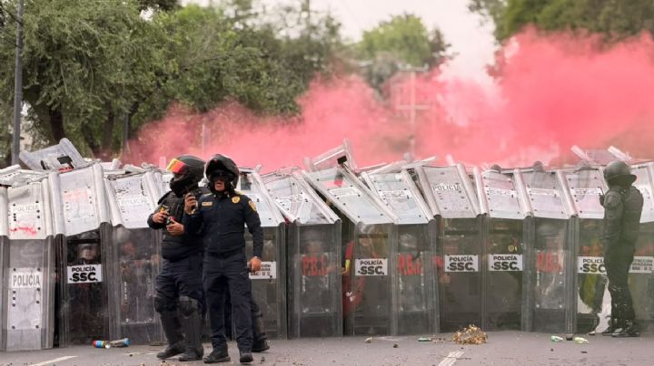 Estadio Azteca: policías bloquean a madres buscadoras y chocan con encapuchados del Bloque negro