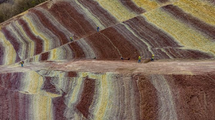 Descubren montaña de colores en Colima; la comparan con la de Perú