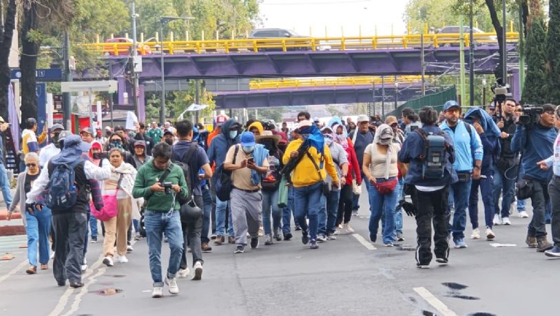 CNTE y madres buscadoras marchan sobre Tlalpan; SSC bloquea el paso en División del Norte