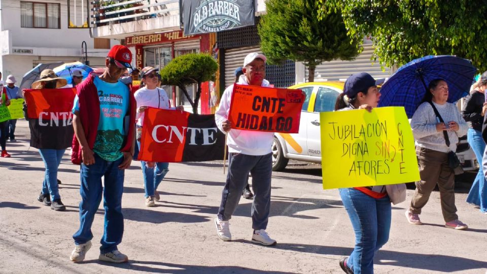 Jubilados, docentes activos y normalistas recorrieron las calles de la capital en respaldo a la CNTE, exigiendo mejores condiciones de salud y la reforma al sistema de pensiones.