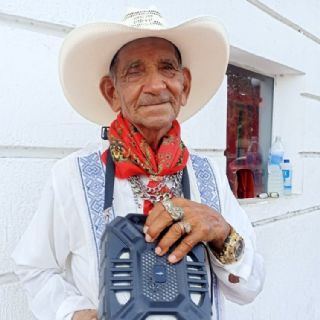 Jovito “el jarochito bailador” sobrevive de monedas en el Centro de Veracruz