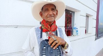 Jovito “el jarochito bailador” sobrevive de monedas en el Centro de Veracruz a sus 83 años
