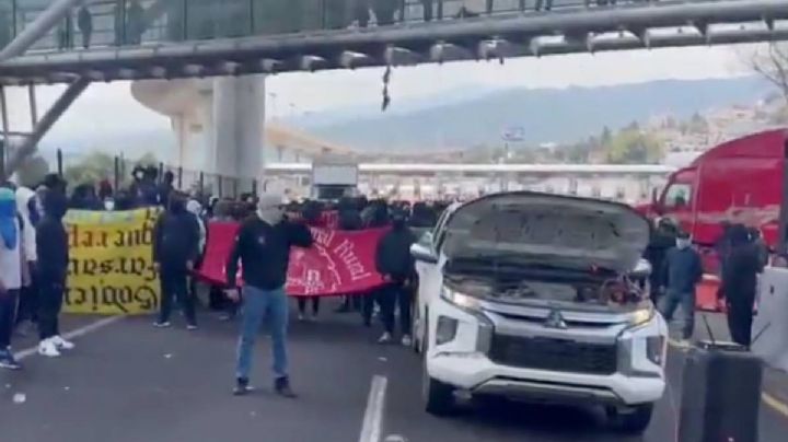 Normalistas cierran y vandalizan la caseta México-Cuernavaca
