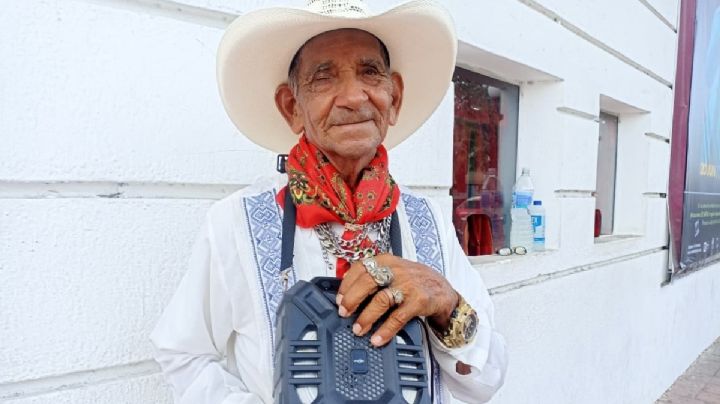 Jovito “el jarochito bailador” sobrevive de monedas en el Centro de Veracruz a sus 83 años