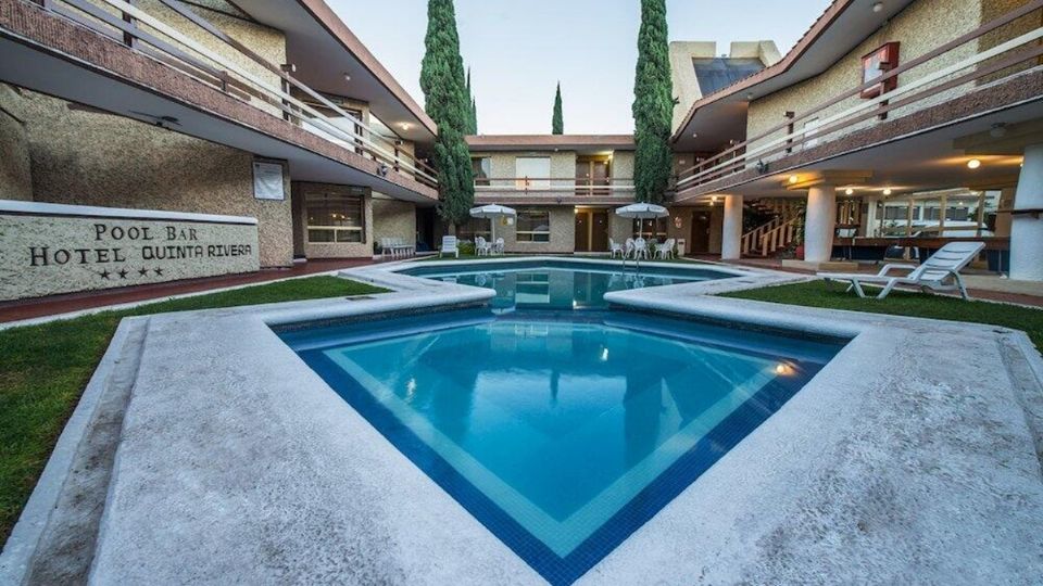 El hotel tiene una alberca para nadar hasta noche, junto a otras amenidades