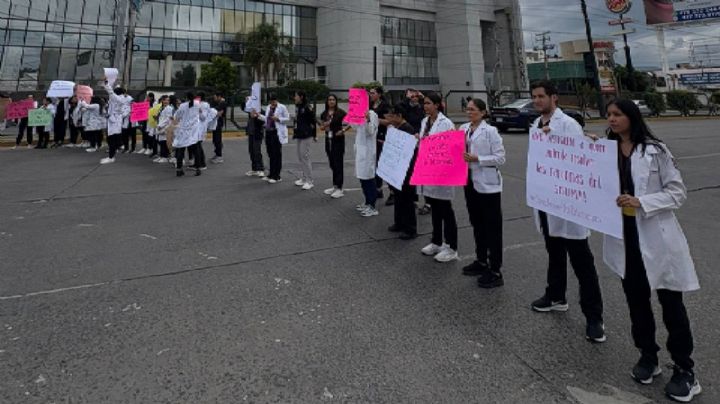 Se manifiestan médicos del IMSS: exigen liberación de un médico detenido por la Guardia Nacional