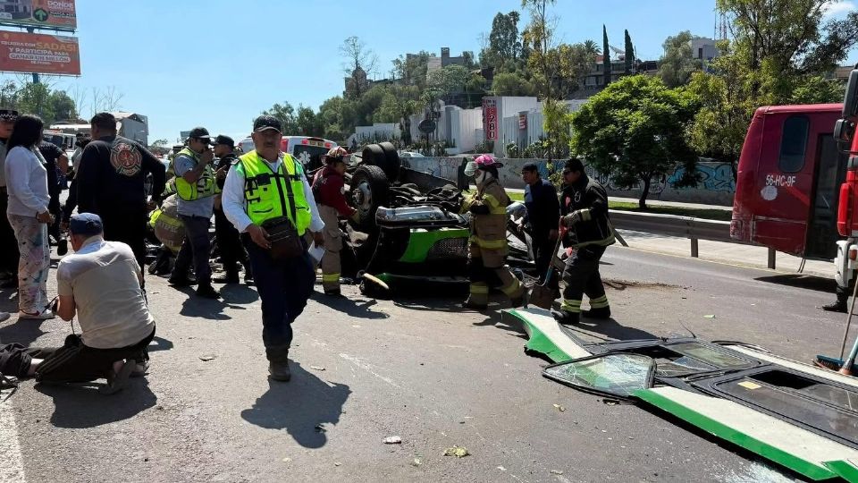 El microbús iba con pasajeros a bordo sobre la México-Pachuca, quienes quedaron prensados