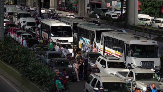 Segob anuncia acuerdo con transportistas y evita bloqueos en carreteras