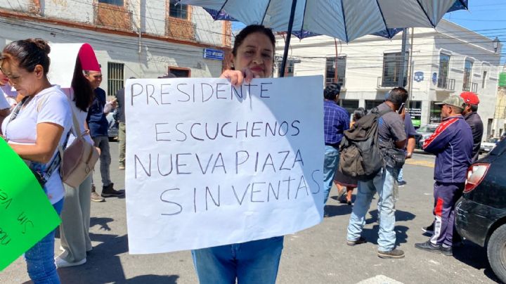 Ambulantes reubicados se manifiestan por caída de ventas; alcalde de Pachuca ofrece diálogo