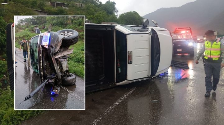 Camioneta vuelca en la autopista Orizaba-Puebla; viajaban un adulto y un menor