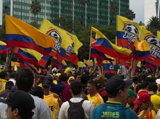 Aficionados colombianos hacen su fiesta en el Ángel de la Independencia