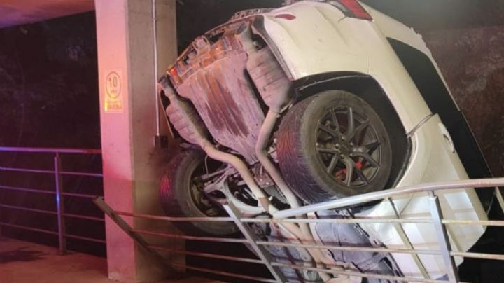 Joven sobrevive tras caer con su auto desde el sexto piso de una torre en NL