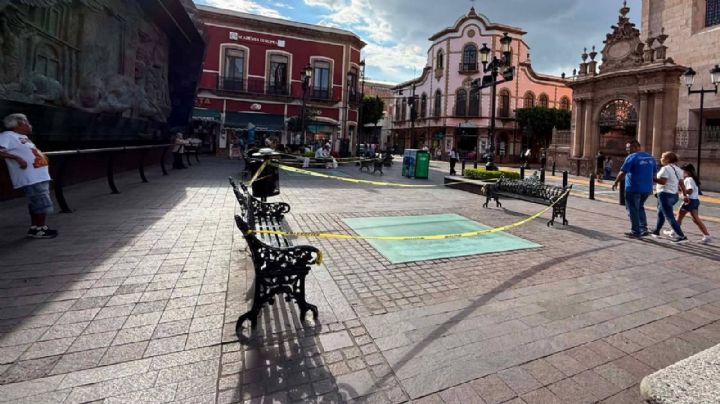 Cristales del piso de la Plaza Benedicto XVI frente a la Catedral en peligro de caerse