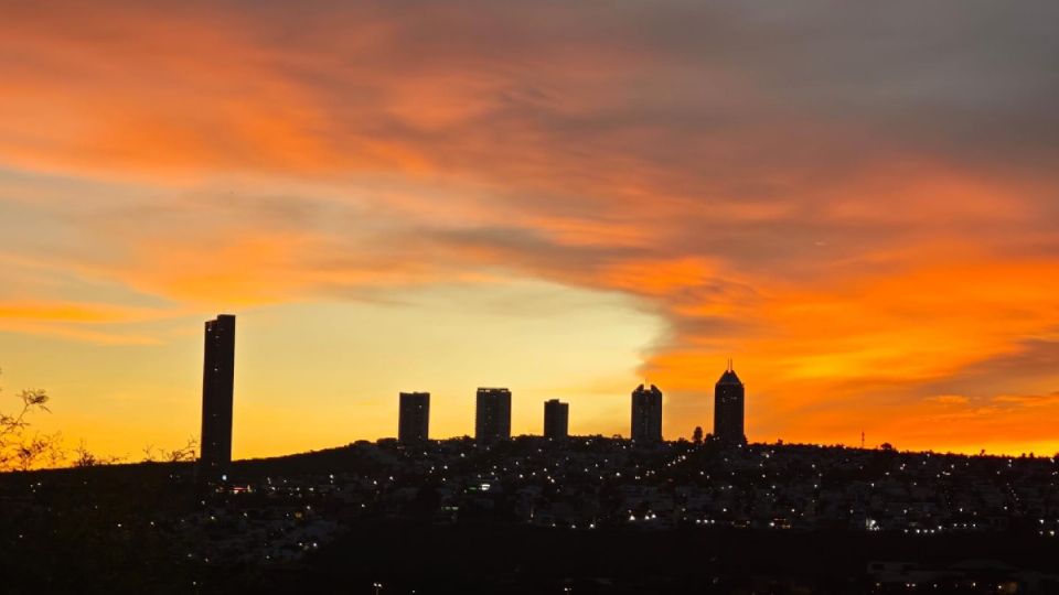 En León no llovió ayer, aunque tuvo un atardecer mágico.