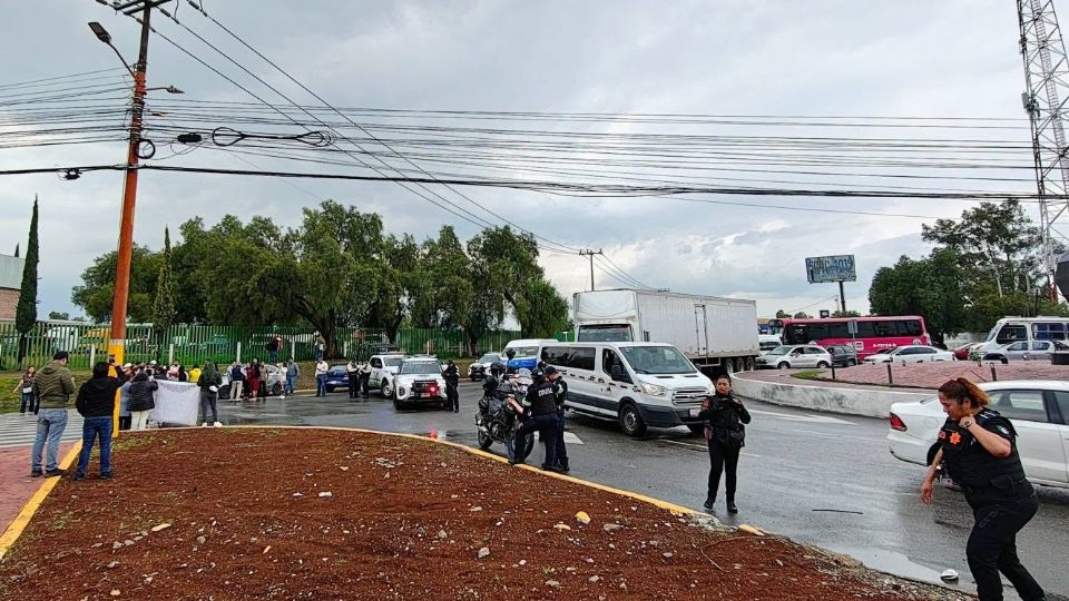 Son al menos 50 personas las que mantienen el bloqueo sobre la carretera México-Pachuca