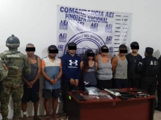 Detienen a 7 sujetos tras cateo en Pinotepa Nacional; aseguran armas, droga y autos