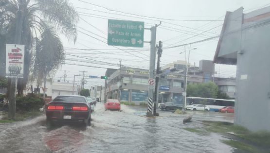 Lluvia deja encharcamientos, accidentes vehiculares y caos vial en principales avenidas de Celaya