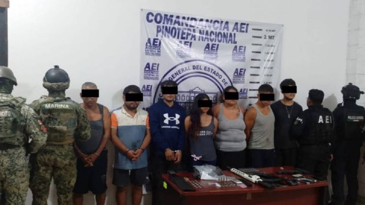Detienen a 7 sujetos tras cateo en Pinotepa Nacional; aseguran armas, droga y autos