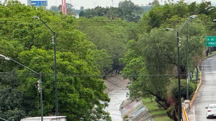 Tras las lluvias de la madrugada el Río de León ya lleva buena corriente de agua