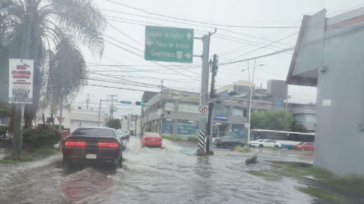 Lluvia deja encharcamientos, accidentes vehiculares y caos vial en principales avenidas de Celaya