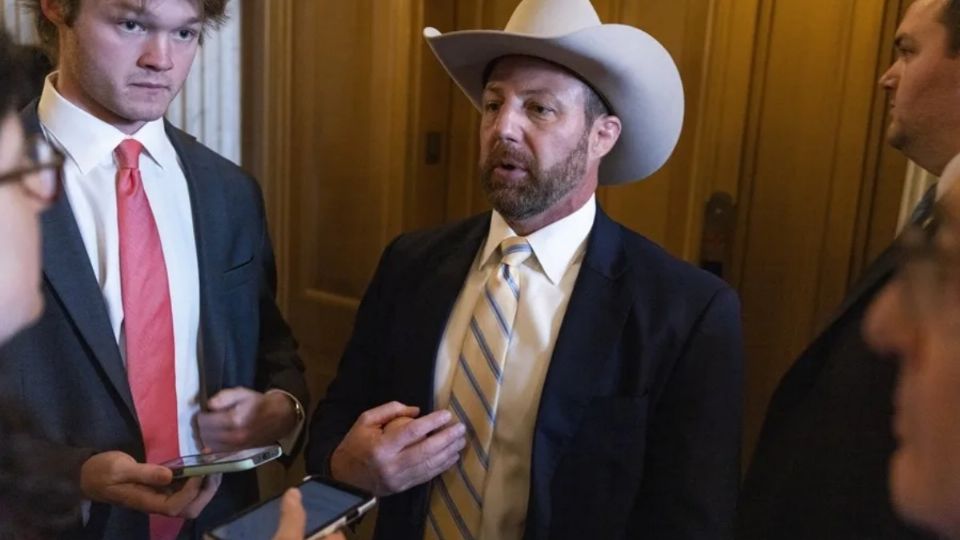 De acuerdo con el reporte, Mullin posee una inversión de hasta un millón de dólares en Botanic Tonics, una de las principales empresas productoras de kratom
