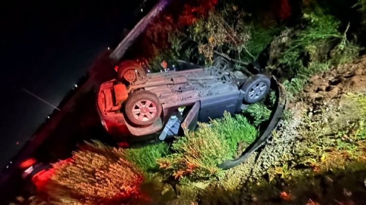 Accidente nocturno en bulevar Las Torres: Unidad termina con las llantas hacia arriba