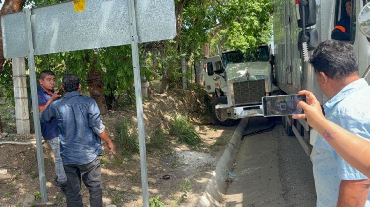 Tráiler se quedó sin frenos durante protesta CNTE
