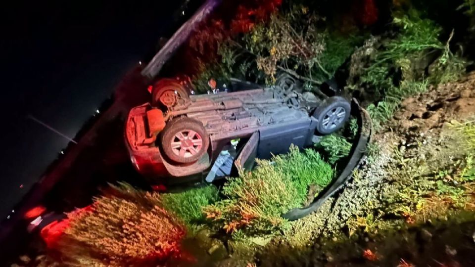 Un vehículo terminó volcado a un costado del bulevar Las Torres durante la noche de este jueves; hasta el momento, las autoridades no han informado sobre el estado de salud de los ocupantes ni las causas del accidente.