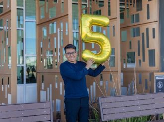 Hijo de migrantes mexicanos logra histórica admisión a universidades en EU