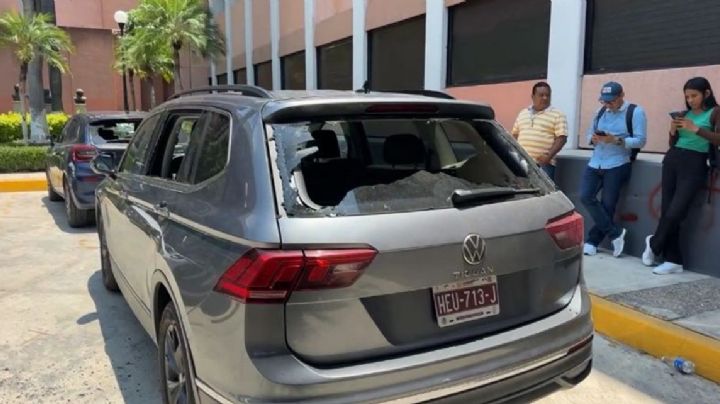 Maestros vandalizan el Congreso de Guerrero y destrozan 12 vehículos