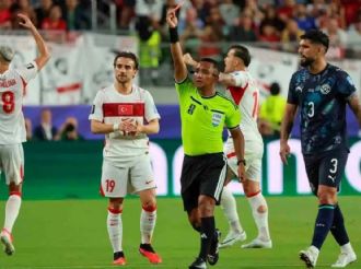 Taparse la boca le costó la expulsión: así debutó la “Ley Priestiani” en el Mundial 2026