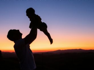 El efecto papá: cómo la paternidad transforma el cerebro y la vida de los hijos