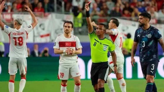 Taparse la boca le costó la expulsión: así debutó la “Ley Priestiani” en el Mundial 2026