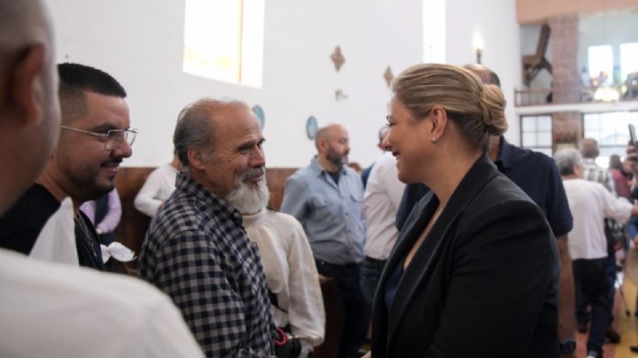Maru Campos acude a ceremonia en memoria de sacerdotes jesuitas en Cerocahui