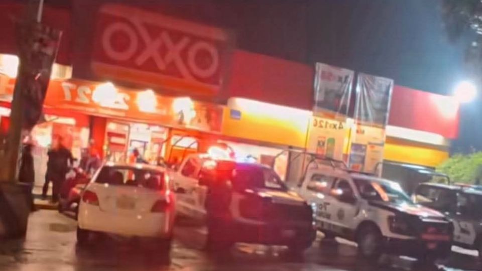 Tras amagar y encerrar a los empleados en la bodega, los delincuentes se apoderaron de dinero y mercancía, utilizando los uniformes de las víctimas para abandonar el sitio sin levantar sospechas.