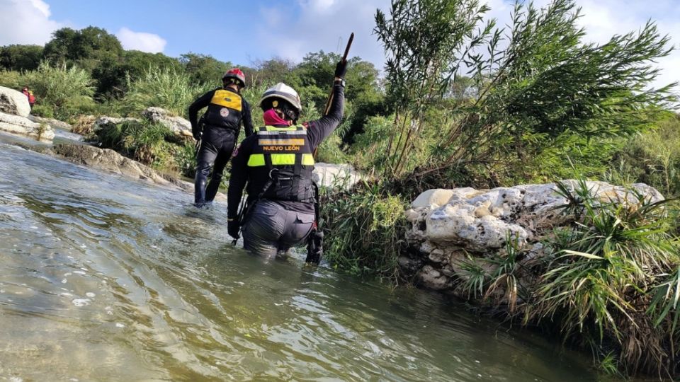 Elementos de PC de Nuevo León laboran en rescate en río Santa Catarina