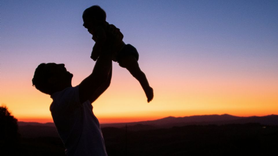 El vínculo entre padre e hijo activa mecanismos biológicos que modifican hormonas, patrones de conducta e incluso regiones cerebrales relacionadas con el cuidado y la empatía.