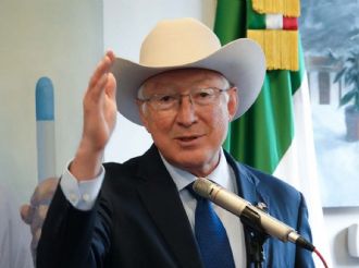 El ex embajador Ken Salazar desnuda en su nuevo libro a AMLO y Trump