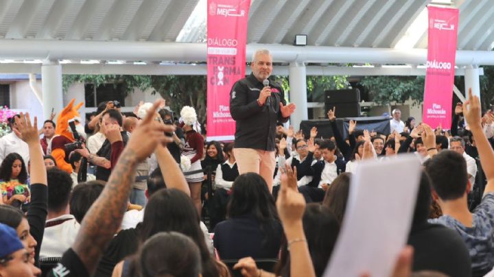 Más de 55 mil estudiantes en Michoacán reciben apoyo para el transporte: Bedolla