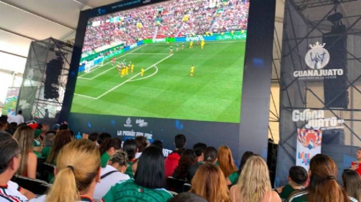 Disfrutan del Mundial ecuatorianos y apoyan a su equipo en la Fan Zone de León