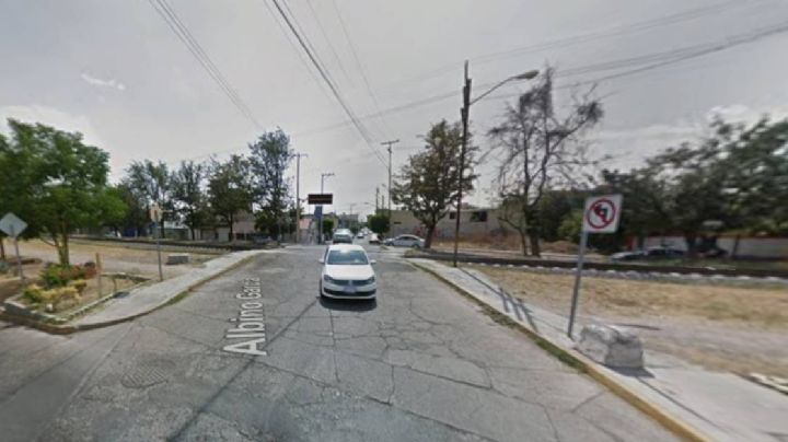 El cruce de esta calle desaparece por el paso del tren de pasajeros en Celaya