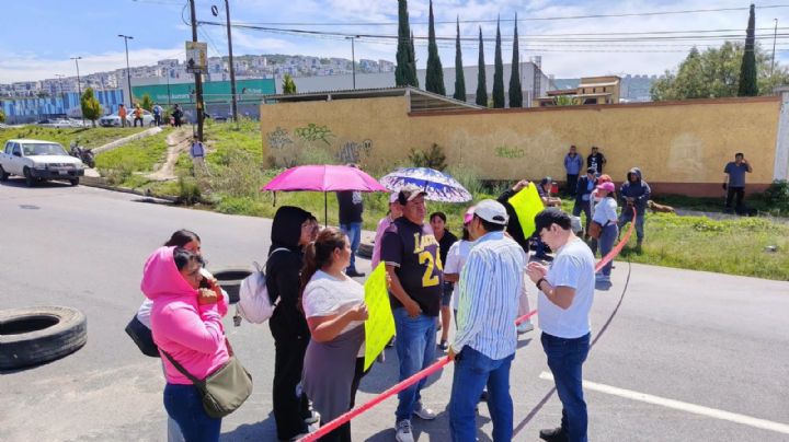 Manifestantes cierran la Jorobas-Tula en demanda de compromisos del Tren México-Querétaro