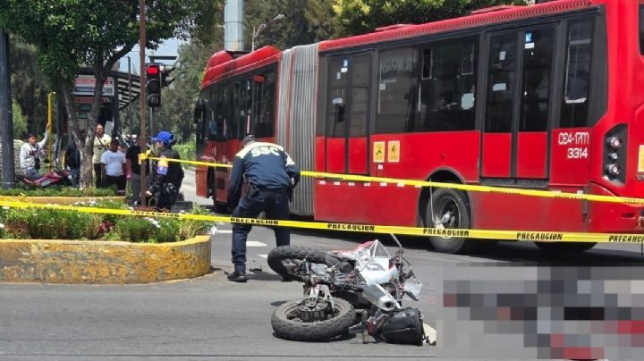 Muere motociclista arrollado al intentar ganarle el paso al Metrobús en Xochimilco