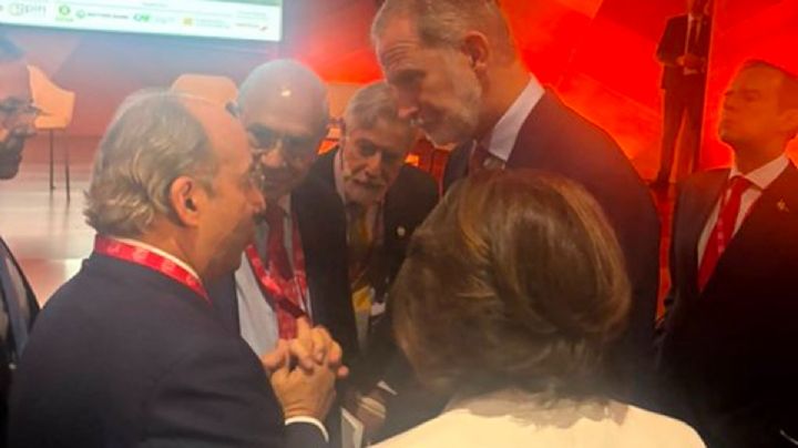 Expresidente Felipe Calderón presume saludo al rey Felipe VI de España en Madrid