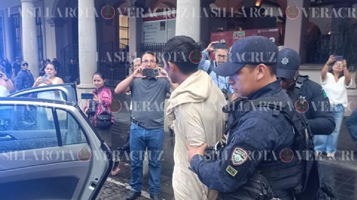 Estudiante de Prepa Juárez es golpeada en el centro de Xalapa; compañeros atrapan a agresor
