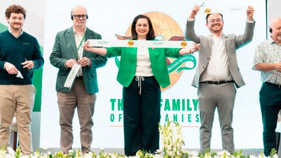 Claudia Cristina Villaseñor Aguilar, Secretaria de Economía y los directivos de The H-J Family of Companies cortaron el listón que da inicio a las actividades de la empresa.