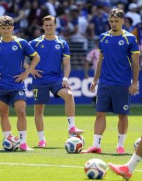 Foto descriptiva de: Bosnia elimina a Catar y se aferra al sueño de los dieciseisavos