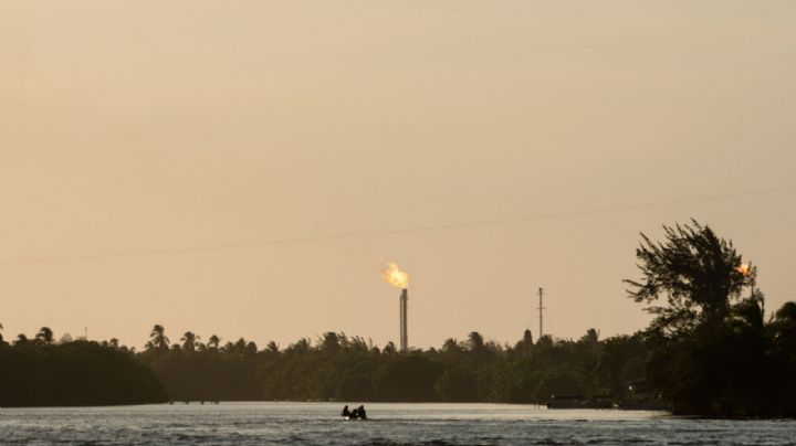 Se registra columna de humo en refinería Olmeca en Tabasco