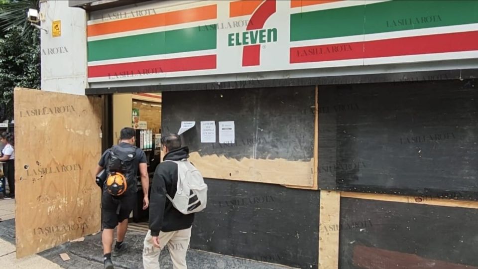 En un recorrido por la zona se observó que varias tiendas de conveniencia colocaron avisos para informar a los clientes sobre la restricción e incluso algunas exhiben copias de la Gaceta Oficial de la Ciudad de México.