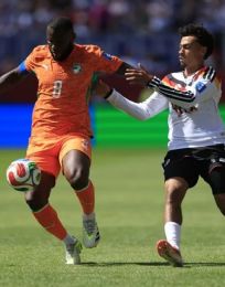 Foto descriptiva de: Costa de Marfil certifica su pase a costa del sueño de la debutante Curazao
